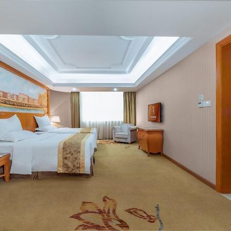 Vienna International Hotel Guigang Hecheng Road Buitenkant foto