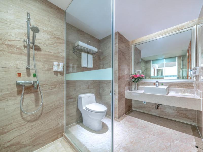 Vienna International Hotel Guigang Hecheng Road Buitenkant foto